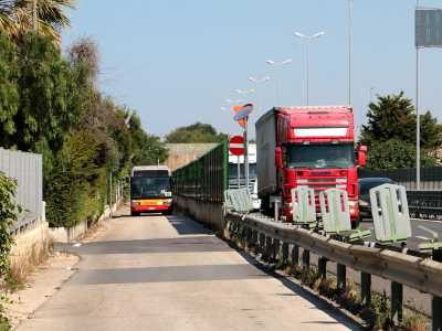 Ci stringiamo per far passare uno dei due bus che serve questa zona (� il 19, l�altro � il n.1)